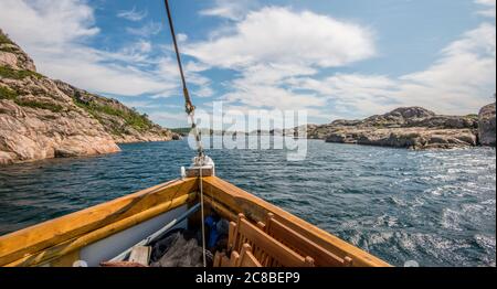 Arc d'un ancien bateau de pêche en bois. Passage entre les îles... Banque D'Images