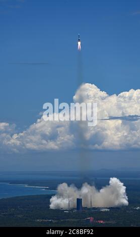 (200723) -- WENCHANG, 23 juillet 2020 (Xinhua) -- UNE sonde Mars est lancée sur une longue fusée Mars-5 du site de lancement de Wenchang dans la province de Hainan, dans le sud de la Chine, le 23 juillet 2020. La Chine a lancé jeudi une enquête sur Mars, visant à achever l'orbite, l'atterrissage et le dégrondage dans une mission, et à faire la première étape dans son exploration planétaire du système solaire. Crédit: Xinhua/Alay Live News Banque D'Images