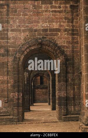 Tunnel des portes anciennes à Old Goa, Inde Banque D'Images