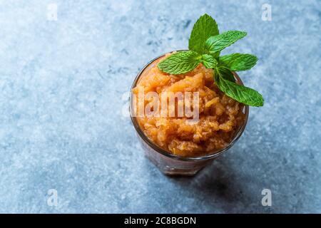 Crème glacée à la mandarine italienne maison Granita avec feuilles de menthe. Plat d'été traditionnel frais de légumes biologiques. Banque D'Images
