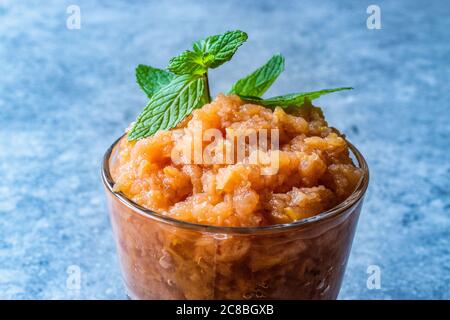 Crème glacée à la mandarine italienne maison Granita avec feuilles de menthe. Plat d'été traditionnel frais de légumes biologiques. Banque D'Images