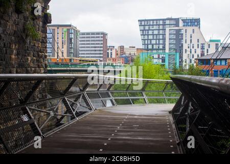 7 juillet 2020 VUE du centre-ville de Sheffield, Angleterre, vue sur le Cobweb Bridge qui traverse l'une des arches de l'ancienne gare ferroviaire de Victoria Banque D'Images