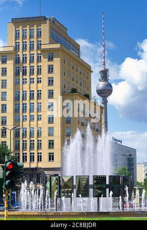 La tour de télévision d'Alexanderplatz est le monument le plus important de Berlin et le plus haut bâtiment d'Allemagne. Banque D'Images