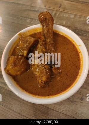 La cuisse de poulet et les pommes de terre sautées avec du curry à Kuala Lumpur Banque D'Images