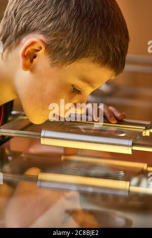 Jeune garçon regardant des objets tout en visitant le Musée de la Bode Banque D'Images