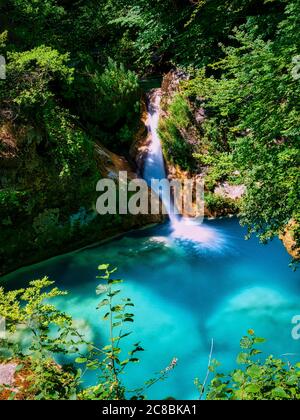 Un étang bleu et une cascade de NAcedero del Urederra Banque D'Images