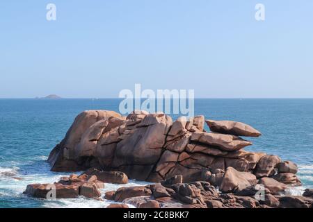 Rochers sur la Côte de granit Rose - Côte de granit Rose - Grand site naturel de Ploumanach, Ploumanach, département cotes-d'Armor, Bretagne, France Banque D'Images