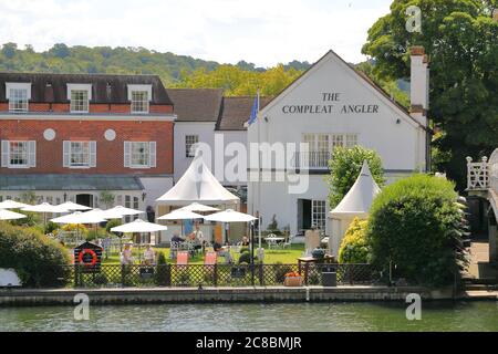 Les clients assis dans le jardin du pub et restaurant Compleat Angler près de la Tamise, au bord de la rivière, à Marlow, au Royaume-Uni Banque D'Images