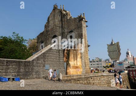 Macao, Chine - 27 mai 2017 : vue arrière sur les ruines de Saint-Paul. La construction de l'église a été achevée en 1640. Il a été détruit par un incendie dur Banque D'Images