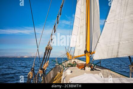 Vieille goélette naviguant le long de la côte de l'île Rugen, en Allemagne. Banque D'Images