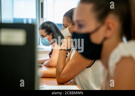 Les personnes portant des masques à l'intérieur pendant la nouvelle pandémie de coronavirus COVID-19 Banque D'Images