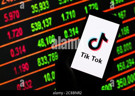 Dans cette illustration photo, un logo Tik Tok s'affiche sur un smartphone. Banque D'Images