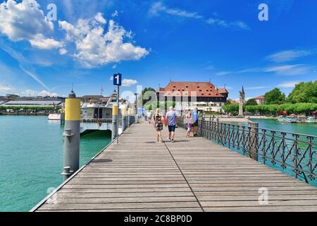 Konstanz, Allemagne - juillet 2020 : longue passerelle en bois au port du lac de Constance avec des touristes le jour d'été ensoleillé Banque D'Images