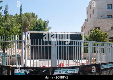 Les gardes de sécurité et le policier se tiennent devant un grand rideau noir qui obscurcit l'entrée de la résidence officielle du Premier ministre Benjamin (Bibi) Netanyahou dans la rue Balfour à Jérusalem-Ouest, Israël photographié le 22 juillet 2020. Ce grand rideau a été érigé par Netanyahou pour couvrir les manifestations en cours contre les crimes de corruption qu'il aurait accusés. Banque D'Images