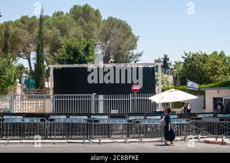 Les gardes de sécurité et le policier se tiennent devant un grand rideau noir qui obscurcit l'entrée de la résidence officielle du Premier ministre Benjamin (Bibi) Netanyahou dans la rue Balfour à Jérusalem-Ouest, Israël photographié le 22 juillet 2020. Ce grand rideau a été érigé par Netanyahou pour couvrir les manifestations en cours contre les crimes de corruption qu'il aurait accusés. Banque D'Images