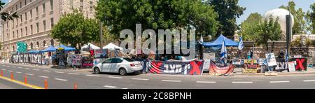 Les manifestants protestent contre les crimes présumés de corruption et de mauvaise gestion de l'État commis par le Premier ministre Benjamin (Bibi) Netanyahou devant la résidence officielle de Balfour Street, à Jérusalem-Ouest, en Israël, photographiés le 22 juillet 2020. Banque D'Images