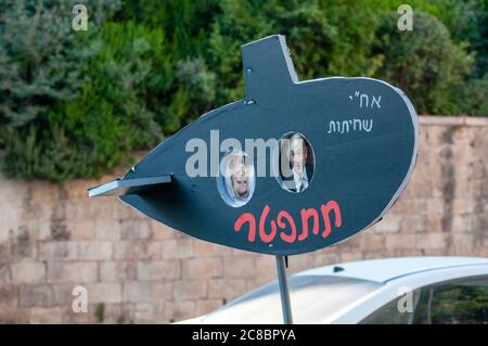 Les manifestants protestent contre les crimes présumés de corruption et de mauvaise gestion de l'État commis par le Premier ministre Benjamin (Bibi) Netanyahou devant la résidence officielle de Balfour Street, à Jérusalem-Ouest, en Israël, photographiés le 22 juillet 2020. Banque D'Images