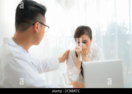 Portrait de femme obstétricienne-gynécologue consultant la femme dans les médecins officce Banque D'Images