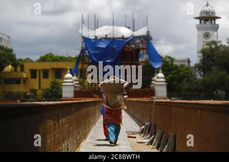 (200723) -- KATMANDOU, 23 juillet 2020 (Xinhua) -- des femmes népalaises travaillent sur le site de reconstruction de l'étang Rani Pokhari détruit par le tremblement de terre à Katmandou, au Népal, le 22 juillet 2020. (Photo de Sulav Shrestha/Xinhua) Banque D'Images