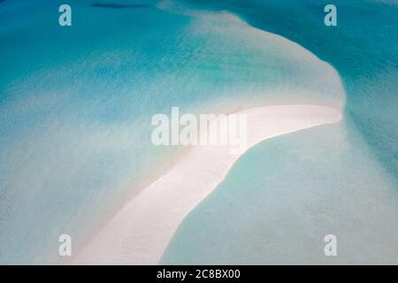 Belle photo aérienne de banc de sable exotique, paysage tropical idyllique de plage, bleu mer ondules et vue sur le sable blanc. Ambiance romantique et relaxante Banque D'Images