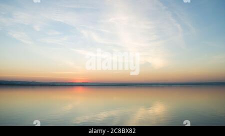 Magnifique coucher de soleil rouge sur le lac. Composition de la nature. Banque D'Images