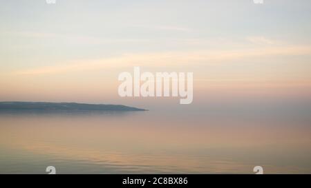 Magnifique coucher de soleil rouge sur le lac. Composition de la nature. Banque D'Images