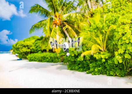 Drone survolant la côte de mer et les palmiers. Création de vidéos tropicales ou de photos. UAV professionnel drone dans la vue exotique île Banque D'Images