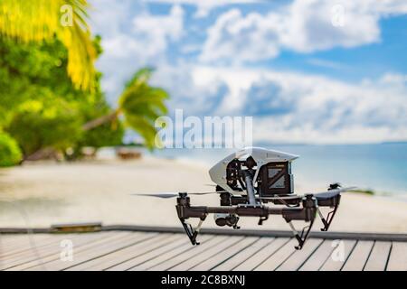 Drone survolant la côte de mer et les palmiers. Création de vidéos tropicales ou de photos. UAV professionnel drone dans la vue exotique île Banque D'Images