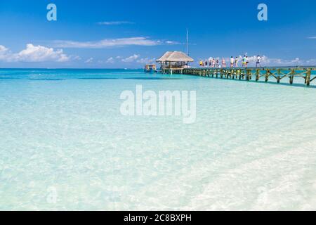 Long jet sur la villa d'eau avec promenade touristique sur le lagon bleu. Bateau en bois Dhoni, prêt pour une sortie avec plongée libre ou une croisière de plongée. Île plage aux Maldives Banque D'Images