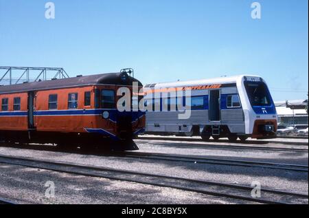 Classe ADG diesel wagon no V618 et train Austral ADP101 au dépôt Claisebrook, Perth, Australie occidentale. 6 novembre 1987. Banque D'Images