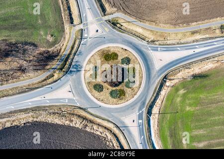 Vue aérienne du rond-point en campagne avec champs ruraux, agricoles. Circle Road: Rond-point européen autour du champ agricole avec peu de circulation Banque D'Images