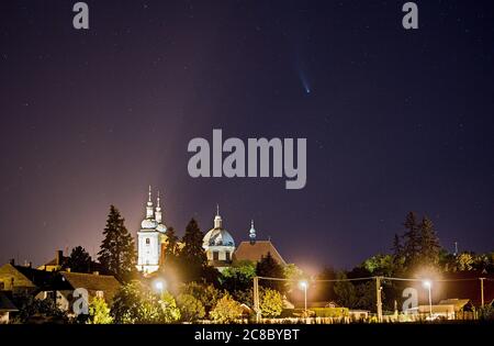 Olomouc, République tchèque. 23 juillet 2020. La Comète C/2020 F3 Neolise dans le ciel nocturne au-dessus de l'église de pèlerinage de la Vierge Marie Visitation, Svaty Kopecek 'la colline Sainte', Olomouc, République Tchèque, 22 juillet 2020. Crédit: Ludek Perina/CTK photo/Alay Live News Banque D'Images