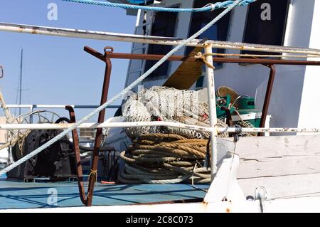 Un bateau de pêche avec beaucoup d'articles de pêche à bord (Pesaro, Italie, Europe) Banque D'Images