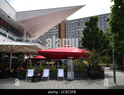 Berlin, Allemagne. 23 juillet 2020. Vue sur le restaurant 'Mio Berlin' directement sous la tour de télévision à Alexanderplatz. Dans le bar de Berlin, où plusieurs invités auraient contracté le virus corona, les règlements corona ont été ignorés, selon le quartier de Mitte. (À dpa 'cas Corona à Berlin bar - le district parle de violations de règles') Credit: Britta Pedersen/dpa-Zentralbild/dpa/Alay Live News Banque D'Images