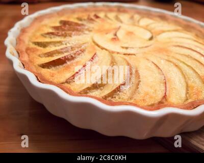 Partie d'une tarte aux pommes fraîche sur une table en bois d'en haut Banque D'Images