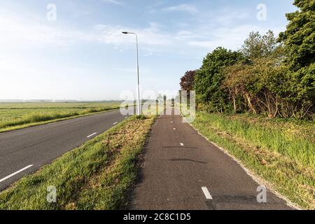 Vue panoramique sur le paysage avec une route solitaire menant à l'horizon de la polder, Groene Hart, pays-Bas Hollande Banque D'Images