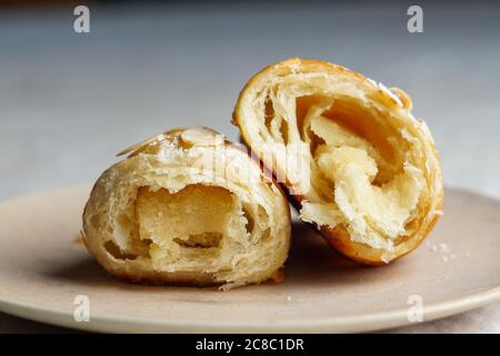 Croissant aux amandes sur une plaque Banque D'Images