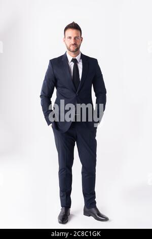 Photo en longueur d'un homme d'affaires élégant portant un costume sur fond blanc isolé. Banque D'Images