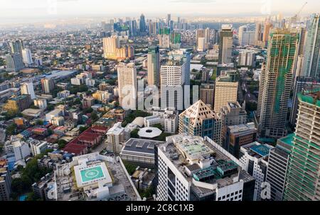 Pasig, Philippines. 23 juillet 2020. (NOTE AUX ÉDITEURS : image prise par un drone) vue aérienne tôt le matin de la ville de Pasig. Le Grand Manille pourrait revenir à une quarantaine communautaire « plus stricte » ou à une quarantaine communautaire améliorée modifiée (MECQ) après juillet 31 si le nombre de cas de coronavirus (Covid-19) continuera d'augmenter. Le nombre de cas (COVID-19) par pays a atteint 72,269 mercredi après que le ministère de la Santé (DOH) a annoncé 1,594 autres infections. (Photo de Herman Lumanog/Pacific Press) crédit: Pacific Press Agency/Alay Live News Banque D'Images