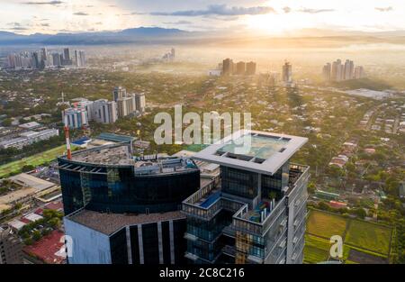 Pasig, Philippines. 23 juillet 2020. (NOTE AUX ÉDITEURS : image prise par un drone) vue aérienne tôt le matin de la ville de Pasig. Le Grand Manille pourrait revenir à une quarantaine communautaire « plus stricte » ou à une quarantaine communautaire améliorée modifiée (MECQ) après juillet 31 si le nombre de cas de coronavirus (Covid-19) continuera d'augmenter. Le nombre de cas (COVID-19) par pays a atteint 72,269 mercredi après que le ministère de la Santé (DOH) a annoncé 1,594 autres infections. (Photo de Herman Lumanog/Pacific Press) crédit: Pacific Press Agency/Alay Live News Banque D'Images
