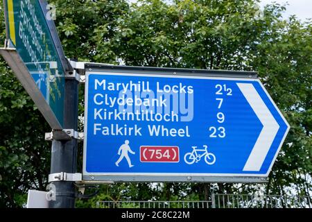 Un panneau bleu pour les randonneurs et les cyclistes au canal de Speirs Wharf à Glasgow. Banque D'Images