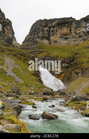 Chute d'eau incroyable avec beaucoup d'eau tombant par jour nuageux. Banque D'Images