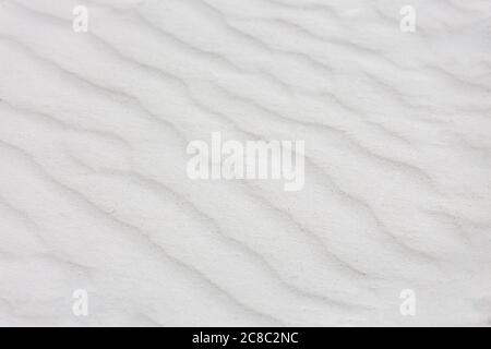Texture ondulée de sables blancs soufflés dans le vent. Arrière-plan de sable blanc nature texture Banque D'Images