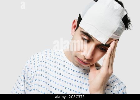 Patient indien de sexe masculin à l'hôpital se sentant malade Banque D'Images
