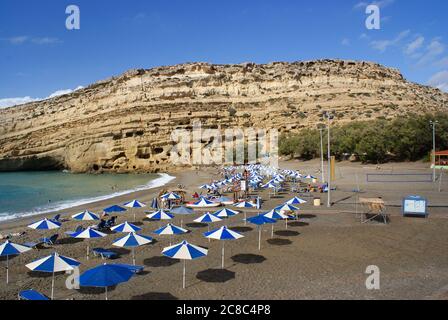 Matala, Crète / Grèce / octobre 15 2010 : les vacanciers profitent du soleil de fin d'été sur la plage du charmant village crétois de Matala sur le Cret Banque D'Images