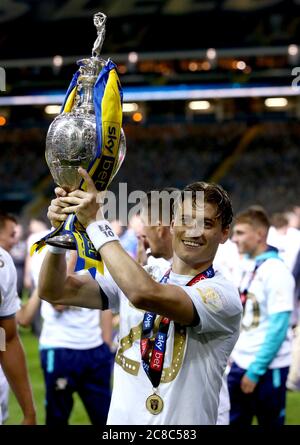 Ezgjan Alioski de Leeds United célèbre avec le trophée du championnat Sky Bet à la fin du match du championnat Sky Bet à Elland Road, Leeds. Banque D'Images