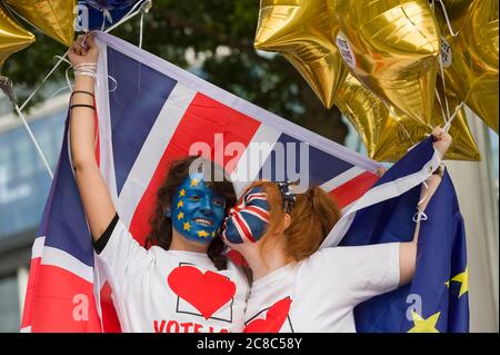 Voter reste des partisans en dehors de la Wembley Arena, Wembley, Londres, avant le début d'un débat en direct de la BBC TV sur le prochain référendum britannique sur le fait de rester ou de quitter l'Union européenne. Le référendum aura lieu ce jeudi 24 juillet 2016. Wembley Arena, Londres, Royaume-Uni. 21 juin 2016 Banque D'Images