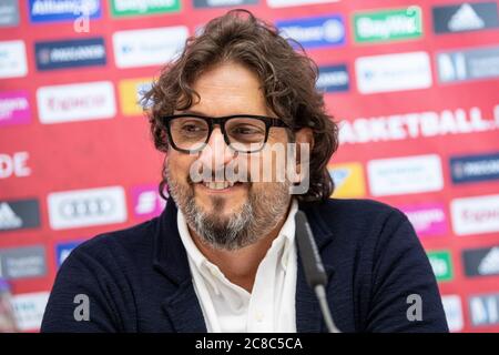 Munich, Allemagne. 23 juillet 2020. Basket-ball: PK pour la présentation du nouvel entraîneur de Bayern Trinchieri dans le Audi Dome. Andrea Trinchieri, nouvel entraîneur du FC Bayern Basketball, parle lors d'une conférence de presse sur son introduction. Credit: Matthias balk/dpa/Alay Live News Banque D'Images