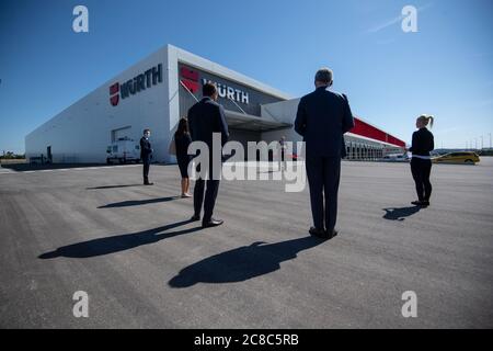 23 juillet 2020, Bade-Wurtemberg, Kupferzell: Les participants à une présentation d'une enveloppe du Groupe Würth se tiennent devant l'entrepôt lors d'un discours. Le groupe Würth concentre ses entrepôts logistiques externes à Kupferzell, non loin de son siège. Photo: Marijan Murat/dpa Banque D'Images