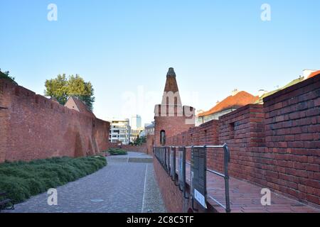 Les murs de défense historique du Barbican dans la vieille ville de Varsovie au lever du soleil. Été. Banque D'Images